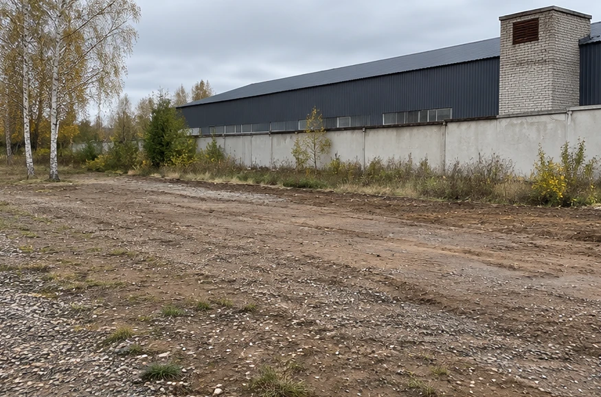 Ребристые железобетонные панели на отдельных опорах. Участок до установки ограждения. Задняя граница складского корпуса. Визуализация.